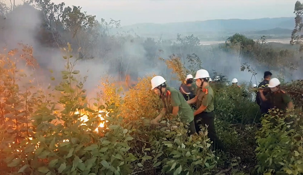 Đám cháy lan rộng hàng giờ đồng hồ, khiến lực lượng chữa cháy phải hết sức cố gắng mới có thể khống chế.