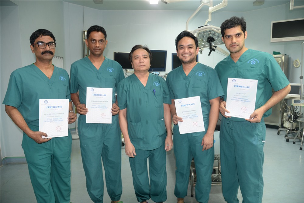 Hàng trăm bác sĩ nước ngoài đến Việt Nam học tập kỹ thuật mổ của BS Lương. Ảnh: BVCC