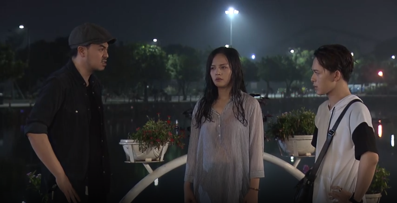 Bảo đứng tay chống nạnh nói chuyện với bố và chị Huệ. Ảnh cắt từ clip
