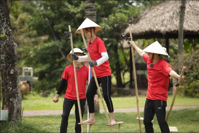 Ninh Dương Lan Ngọc đi cà kheo. Ảnh cắt từ clip