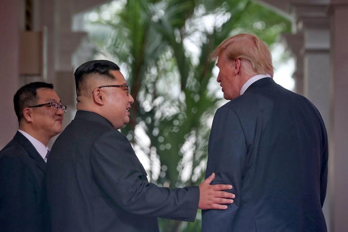 Phiên dịch viên Kim Ju-song (ngoài cùng bên trái). Ảnh: Chosun.