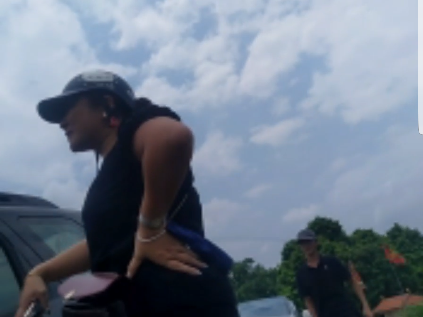 Người phụ nữ chỉ đạo nhóm côn đồ tấn công phóng viên Báo Tuổi trẻ thủ đô và được cho là thủ phạm sử dụng vật cứng phá hoại tài sản, phương tiện của nhóm phóng viên. Ảnh: Đ.T