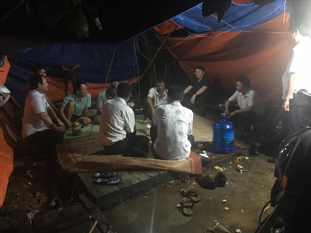 Lãnh đạo huyện Sóc Sơn ra lều trại gặp người dân lúc 1h sáng. Ảnh: Mạnh Hoàng.