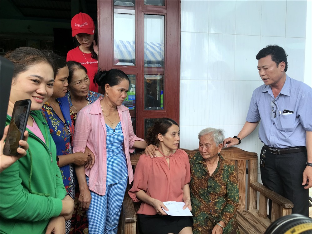 Đại diện Phòng LĐTBXH huyện Đông Hải thăm hỏi, tặng quà cho chị Hon (ảnh Nhật Hồ)