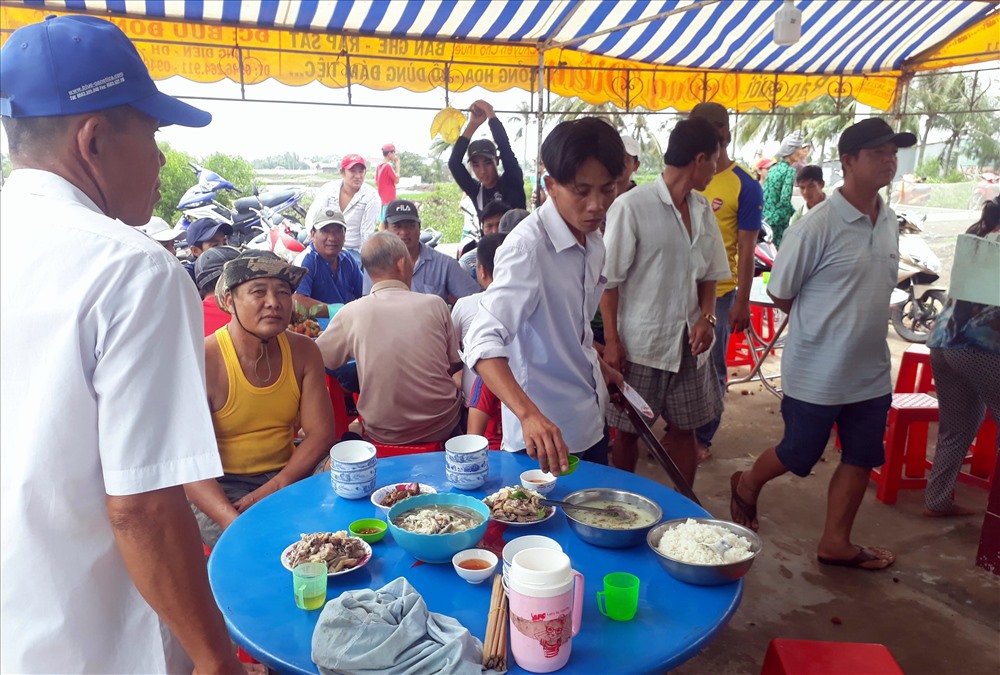 Gia đình dựng rạp, mời cơm miễn phí cho những người đến chia vui cùng gia đình (ảnh Nhật Hồ)