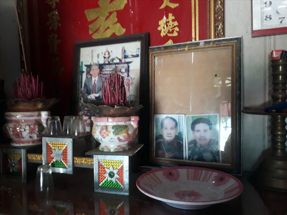 Bát hương, di ảnh được lột xuống khi nghe tin chị Hon còn sống (ảnh Nhật Hồ)