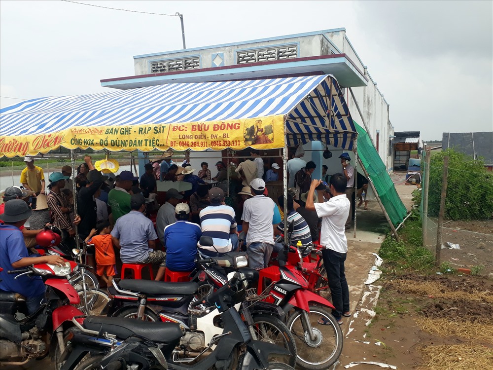 Nhiều người đến chia vui cùng gia đình (ảnh Nhật Hồ)