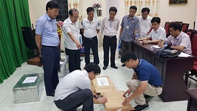 Công an thu giữ nhiều vật chứng quan trọng có trong hồ sơ vụ án. Ảnh: CAHG