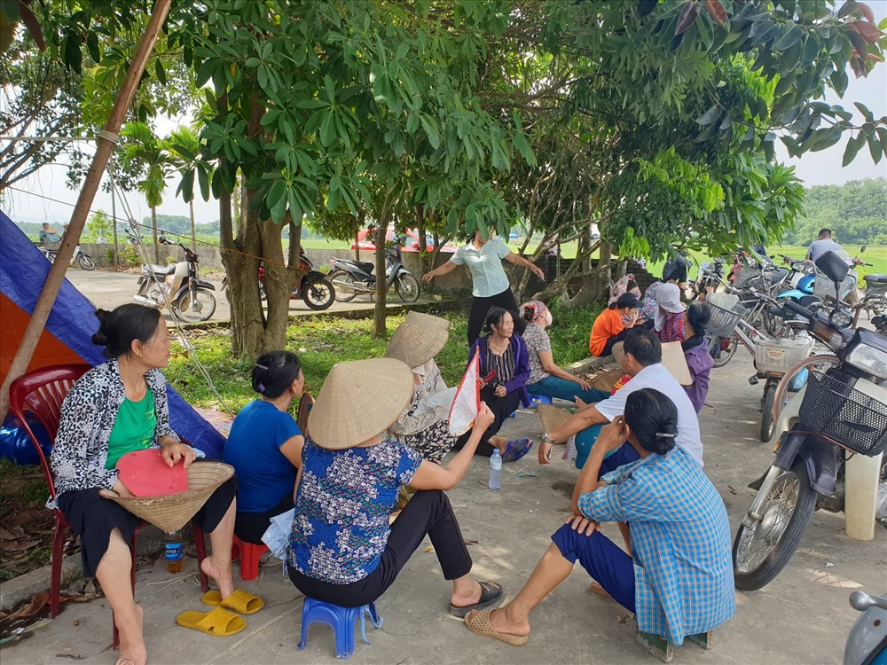 Ghi nhận vào lúc 15h30 ngày 5.7, rất đông người dân tập trung chặn xe, phản đối ở bãi rác Nam Sơn. Ảnh: P.Đ.