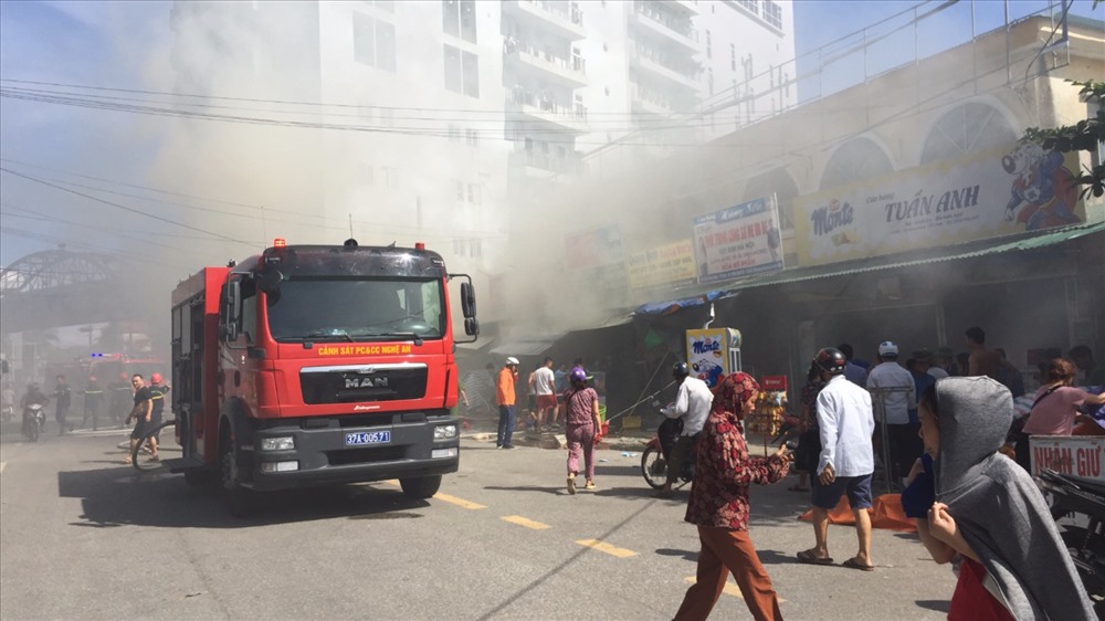 Xe cứu hỏa được điều động tới hiện trường. Ảnh: Thanh Gái