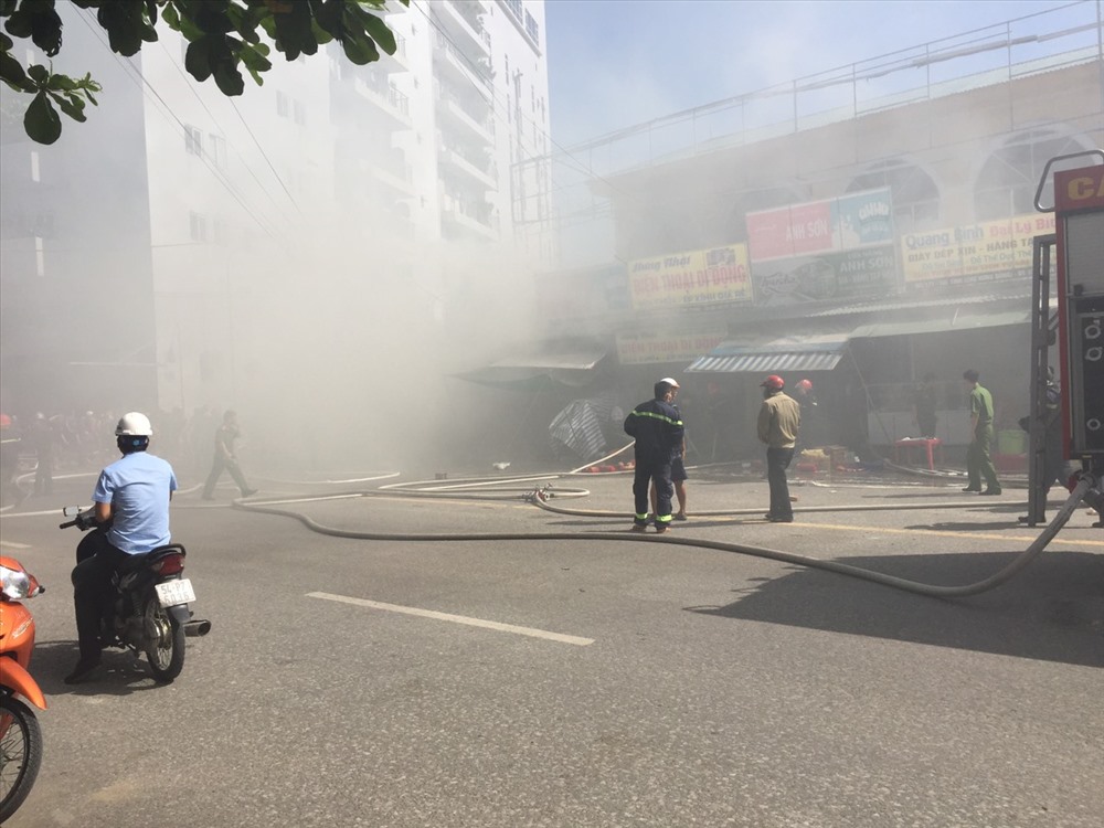 Sau hơn 1h đồng hồ đám cháy đã được khống chế. Ảnh: Thanh Gái