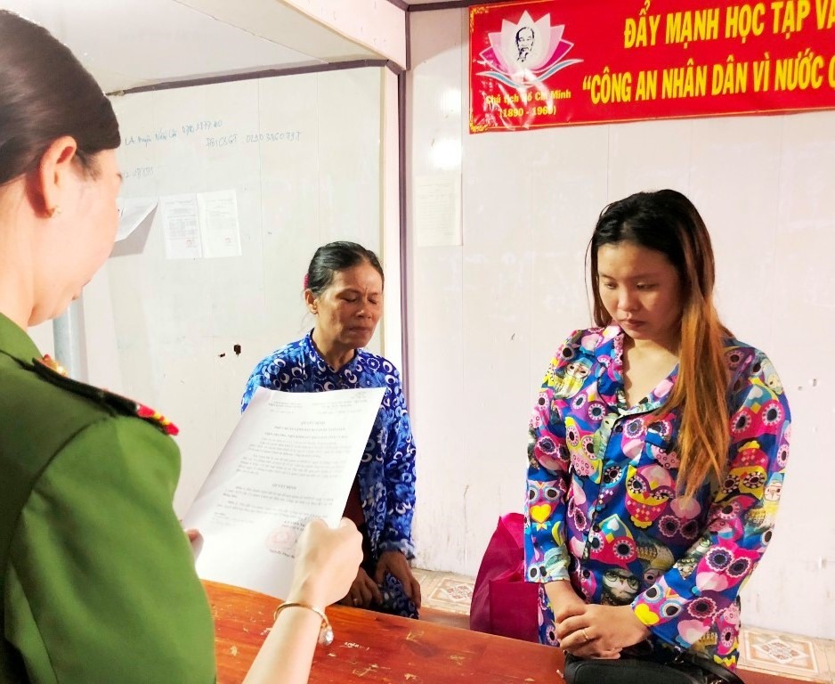 Võ Hồng Đào (tóc vàng) nghe đọc lệch bắt vì tội lừa đảo chiếm đoạt tài sản (ảnh Công an cung cấp)