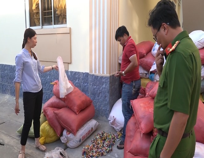 Công an Cà Mau thu trên 100 bao hạt thành phẩm của Võ Hồng Đào (ảnh Công an cung cấp)