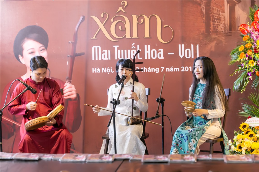 Sau nhiều năm gắn bó với nghệ thuật hát xẩm, lần đầu tiên Mai Tuyết Hoa ra mắt album “ Xẩm Mai Tuyết Hoa – vol 1”