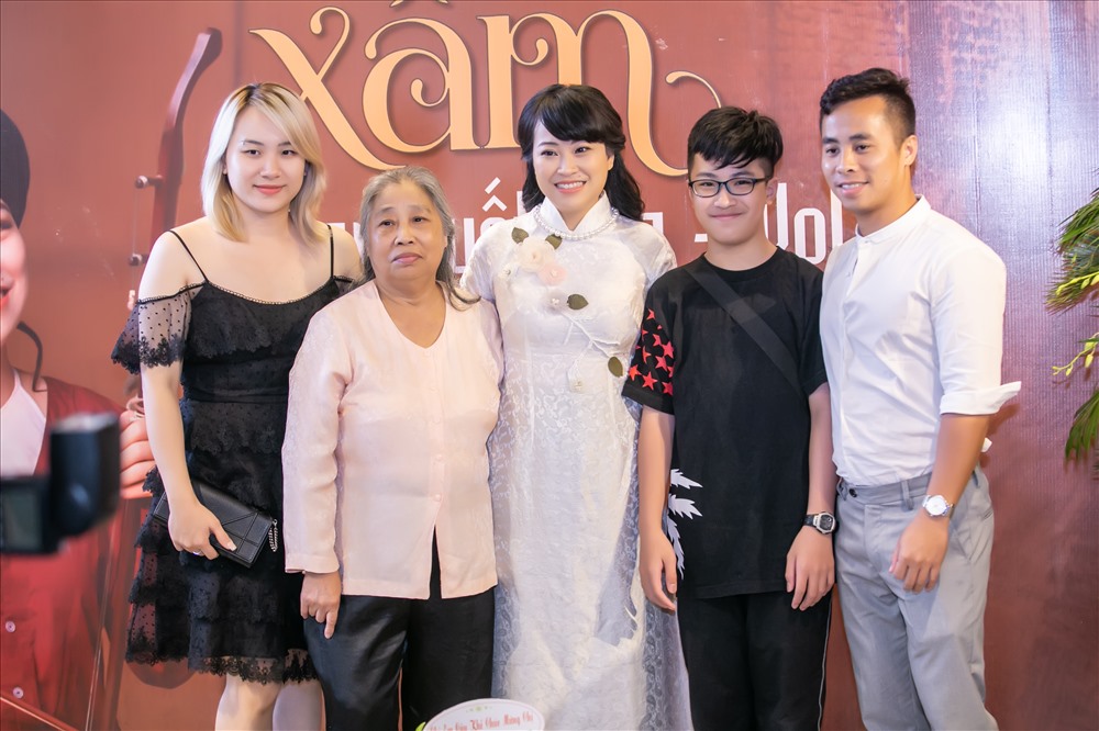 Nghệ sĩ Mai Tuyết Hoa và người thân. Ảnh: Hải Bá