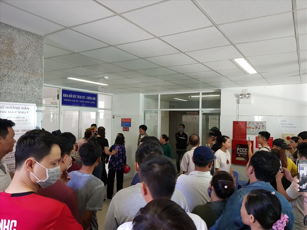 Người thân tập trung trước khu vực điều trị của bệnh nhân Hiền. ảnh: H.V