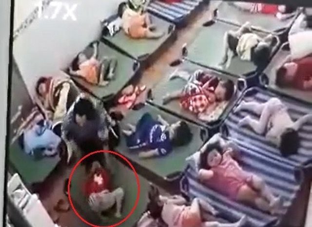Hình ảnh cô giáo tát cháu Q. A. (ảnh cắt từ clip)