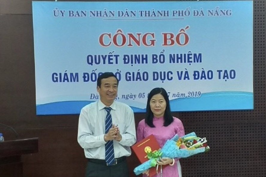 Ông Lê Trung Chinh - Phó Chủ tịch UBND TP Đà Nẵng trao quyết định bổ nhiệm Giám đốc Sở GDĐT TP Đà Nẵng cho bà Lê Thị Bích Thuận. ảnh: M.T