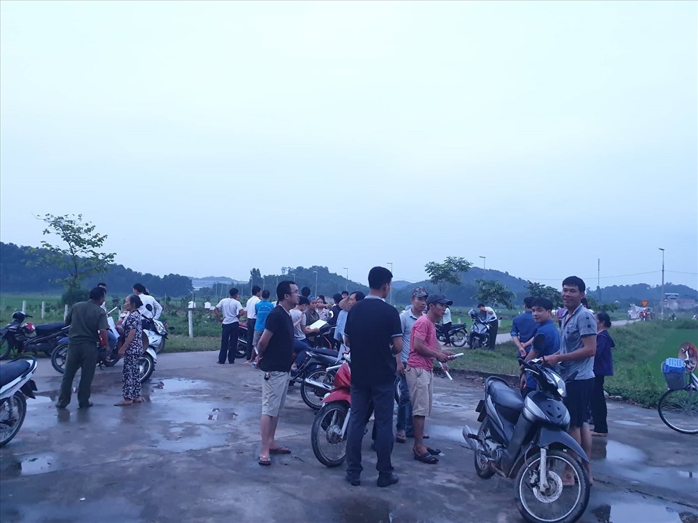 Người dân thu dọn đồ đạc ra về. Ảnh P.Đông