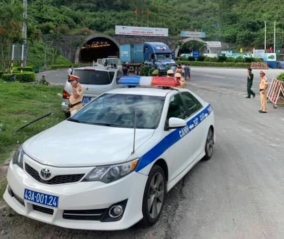 Lực lượng chức năng triển khai chốt chặn bắt giữ Dương tại phía Nam hầm Hải Vân. Ảnh: CTV