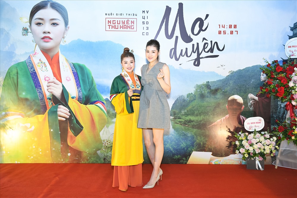 Sao mai Thu Hằng và Á hậu Dương Tú Anh.