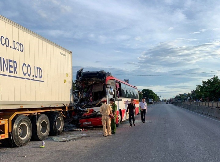 Lực lượng chức năng có mặt tại hiện trường điều tra nguyên nhân vụ tai nạn. Ảnh: CTV