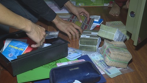 Lực lượng Công an thu giữ nhiều hung khí, tài sản, tài liệu, chứng cứ tại hiện trường. Ảnh: LX