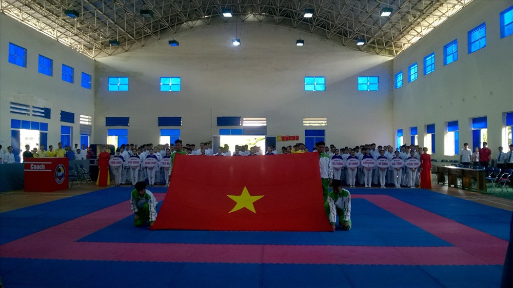Lễ chào cờ trước khi bước vào khai mạc giải vô địch Karate. ảnh: Thành Nhân