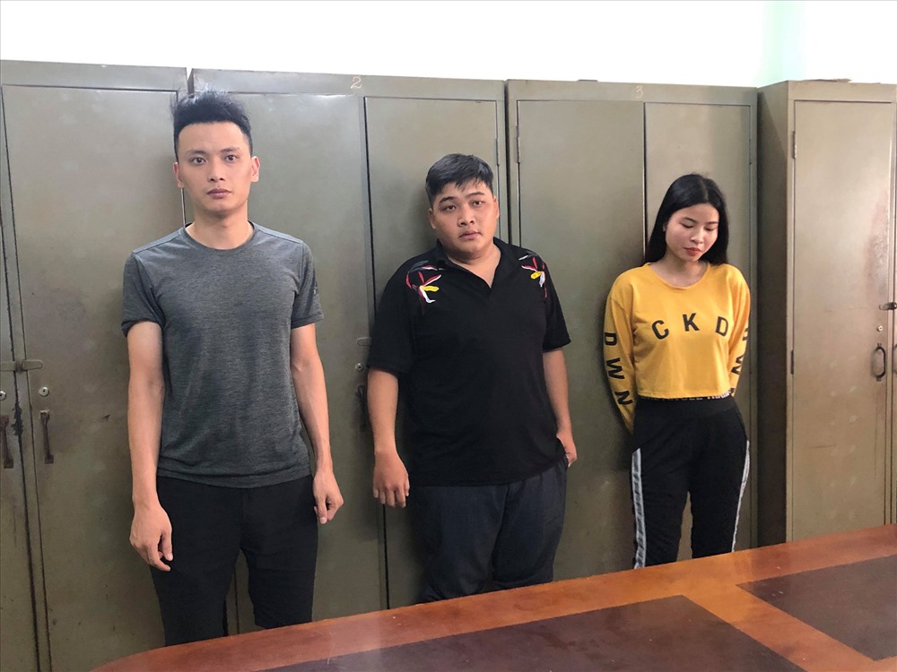 3 đối tượng đang bị lực lượng công an tạm giữ để làm rõ về hành vi buôn bán hơn 1.000 con dao tự chế. Ảnh: CTV