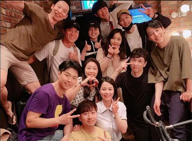 Song Joong Ki xuất hiện tươi tắn sau ly hôn.