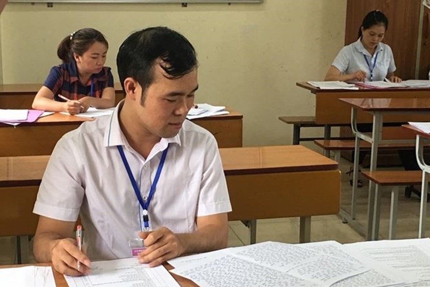 Giám khảo chấm thi tự luận.