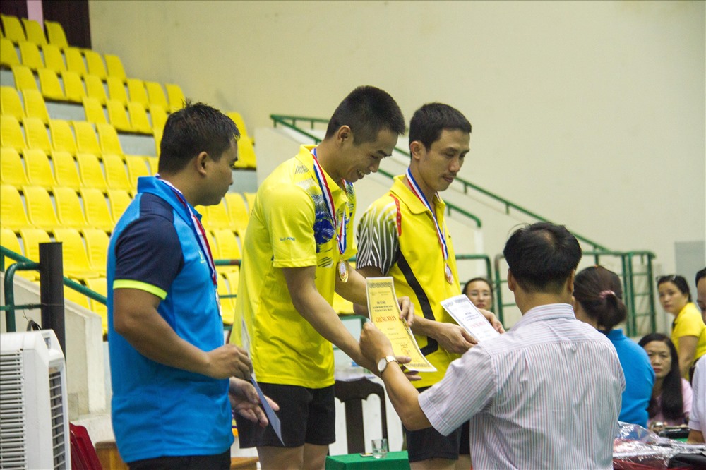 Đại diện LĐLĐ tỉnh Quảng Nam trao giải cho các VĐV