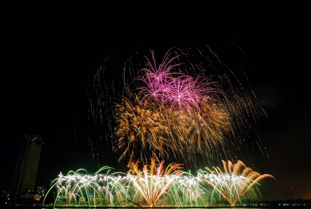 Màn trình diễn tiếp theo và kết thúc DIFF 2019 đến từ đội pháo JoHo Pyro Professional Fireworks AB, đất nước Phần Lan.