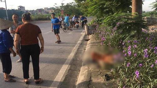 Nữ công nhân vệ sinh bị taxi tông tử vong trên vỉa hè - Ảnh: CTV