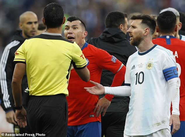 Messi (số 10) và Gary Medel (áo đỏ trái) đều bất bình với phán quyết có phần nặng tay của trọng tài chính. Ảnh: Associated Press Photo.