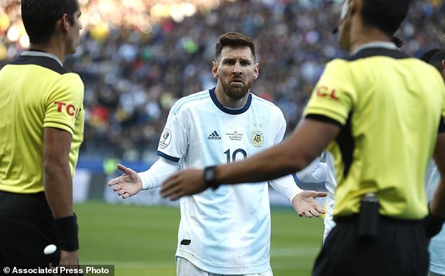 Messi phải kết thúc sớm trận tranh hạng 3 Copa America 2019 theo cách khó tin. Ảnh: Associated Press Photo.
