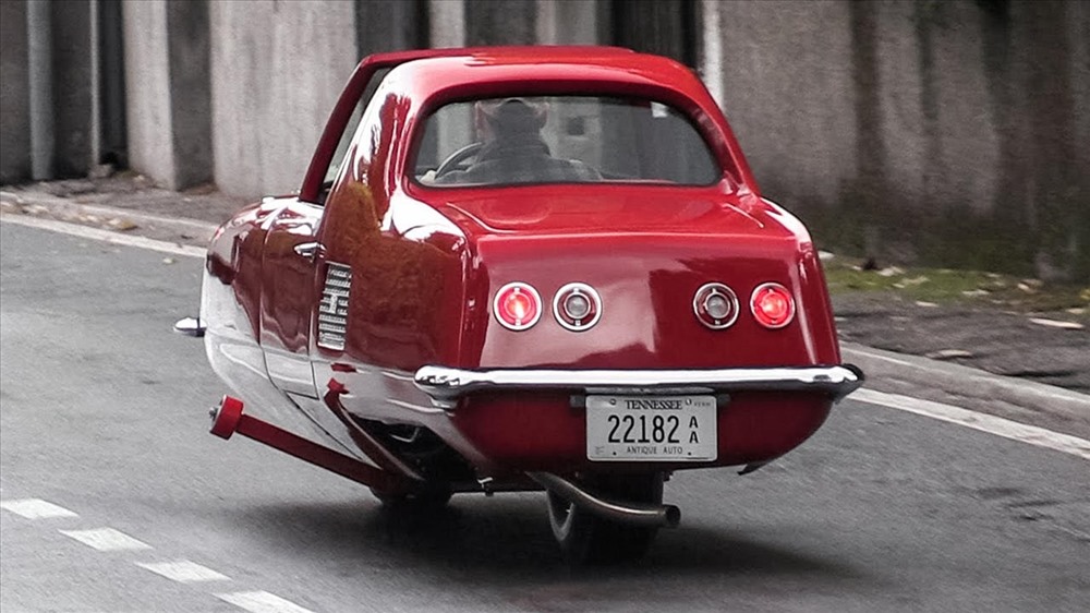 Khi lái chiếc xe trên, việc giữ thăng bằng cho nó không phải là điều đơn giản. Ảnh: Carbuzz