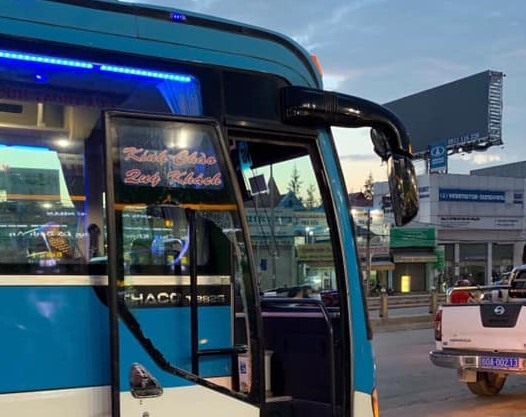 Kính xe bị đập bể_Ảnh: B.H.Y