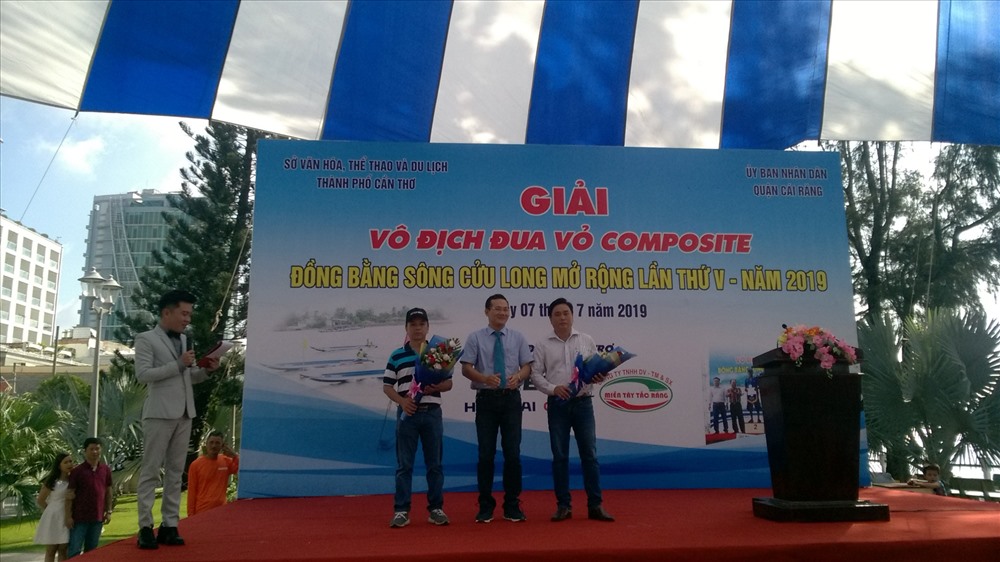 ông Nguyễn Minh Tuần - phó Giám đốc Sở Văn hóa, thể thao và Du lịch TP Cần Thơ trao hoa cho các nhà tài trợ giải đấu. ảnh: Thành Nhân