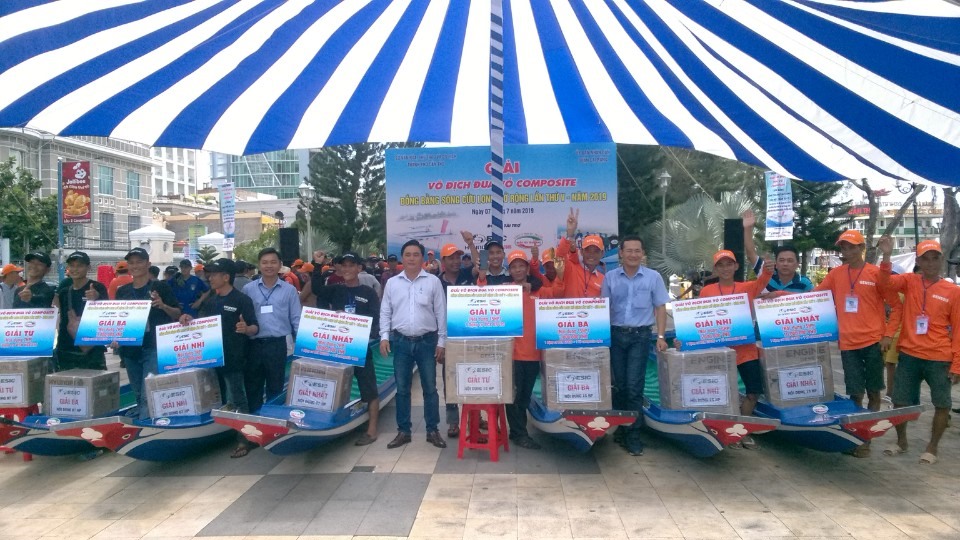 Ban tổ chức trao giải cho các VĐV tham gia giải đua vỏ Composite ĐBSCL năm 2019. ảnh: Thành Nhân