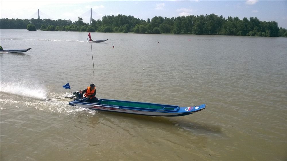 các VĐV tranh đua và trình diễn tốc độ tại giải đua Vỏ Composite ĐBSCL năm 2019. ảnh: Thành Nhân