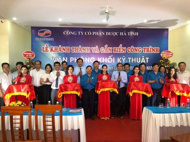 Cắt băng khánh thành công trình. Ảnh: CĐ