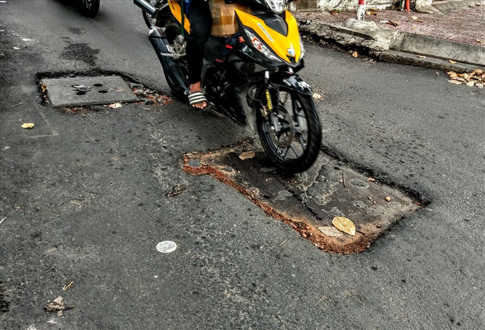 Nắp cống thấp hơn so với mặt đường ở quận Bình Thạnh. Ảnh: M.Q