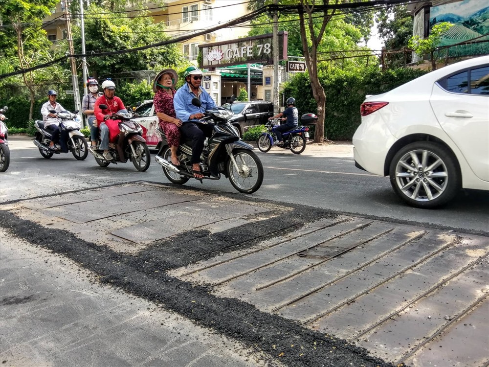 Khu vực nắp cống trên đường Trần Quốc Thảo (Q.3) sau khi sửa chữa lại càng nham nhở khiến người chạy xe máy không dám đi lên. Ảnh: M.Q