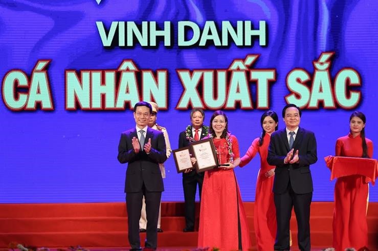 Cô giáo Vũ Thị Việt Hoa, Hiệu trưởng Trường Tiểu học Quang Trung, Thành phố Vũng Tàu, tỉnh Bà Rịa - Vũng Tàu được tôn vinh trong Chương trình Vinh quang Việt Nam 2019
