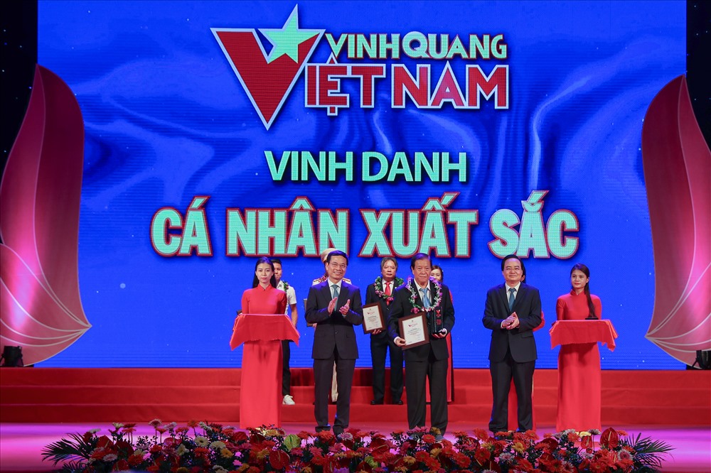 Bộ trưởng Bộ Giáo dục và Đào tạo Phùng Xuân Nhạ và Bộ trưởng Bộ Thông tin và Truyền thông Nguyễn Mạnh Hùng trao giải thưởng vinh danh NGƯT Đỗ Hữu Tài - Hiệu trưởng Trường Đại học Lạc Hồng.