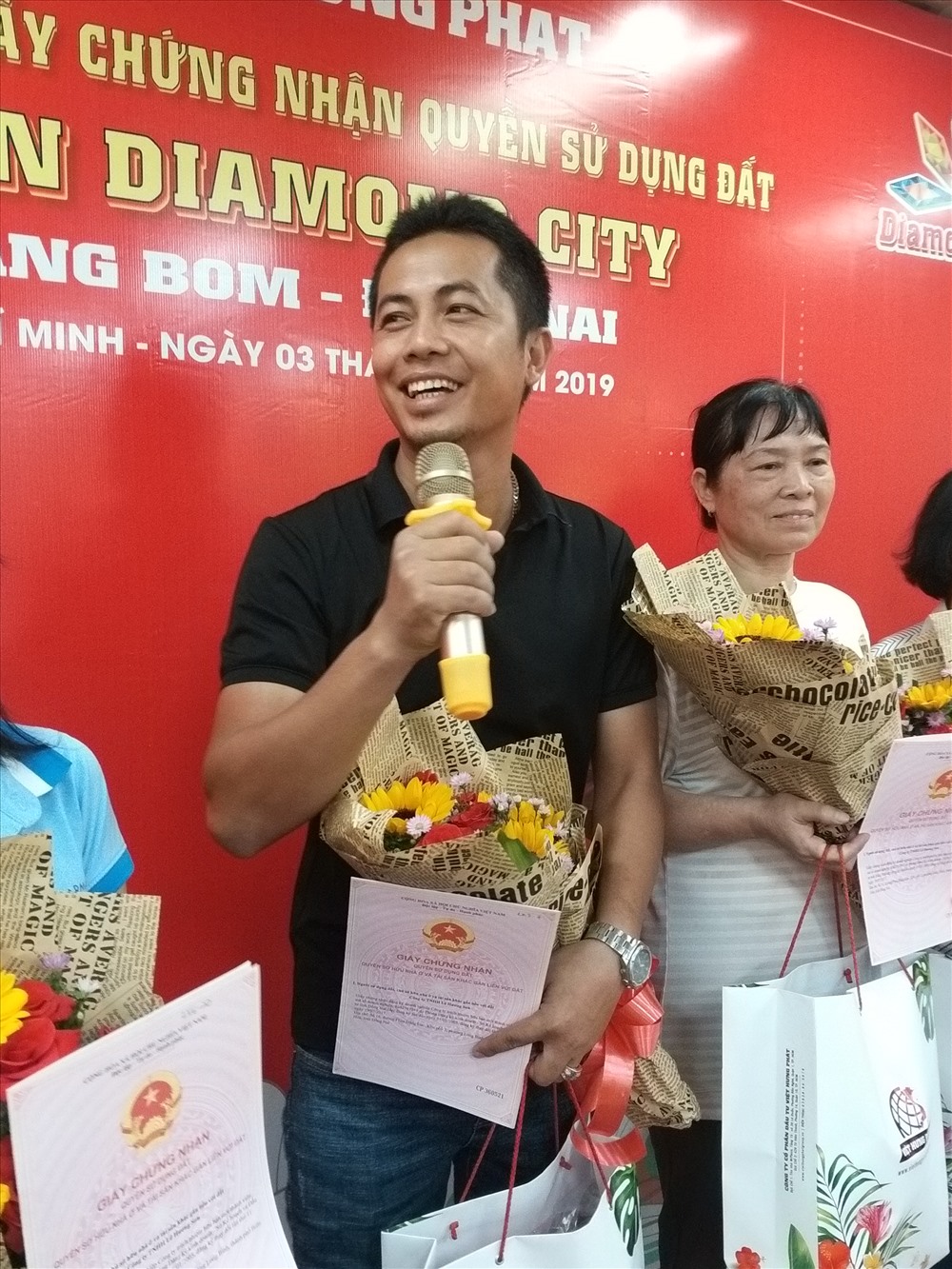 Đại diện khách hàng chia sẻ niềm vui khi được Việt Hưng Phát trao sổ