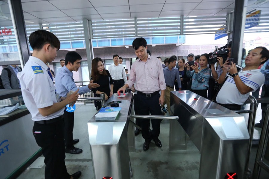 Việc thí điểm thanh toán điện tử và vé điện tử trên các tuyến xe buýt được đánh giá là kém hiệu quả. Ảnh: P.V