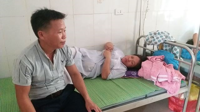 Chồng cùng sản phụ Tình đau đớn sau sự việc mất con. Ảnh: TT