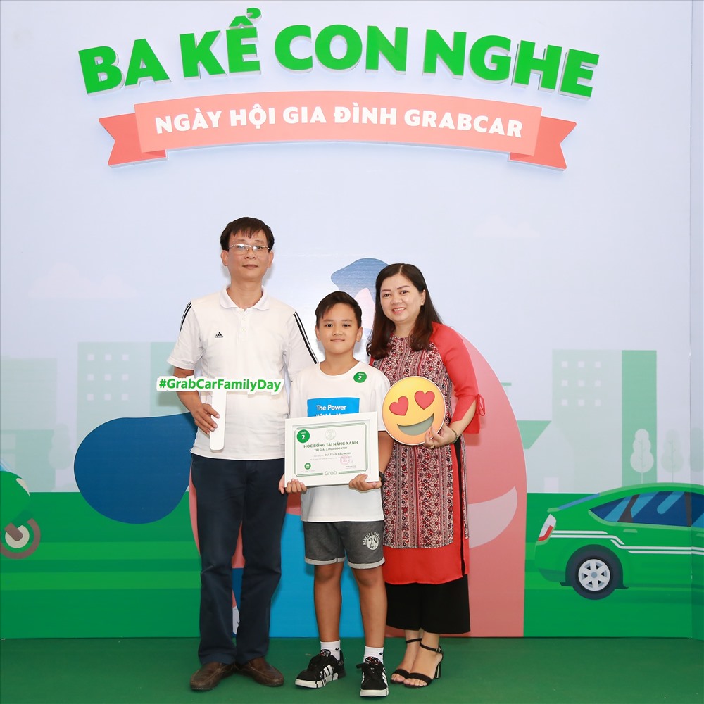 Gia đình đối tác Bùi Quốc Tuấn vui mừng với học bổng Tài Năng Xanh 2019 mà con trai mình nhận được